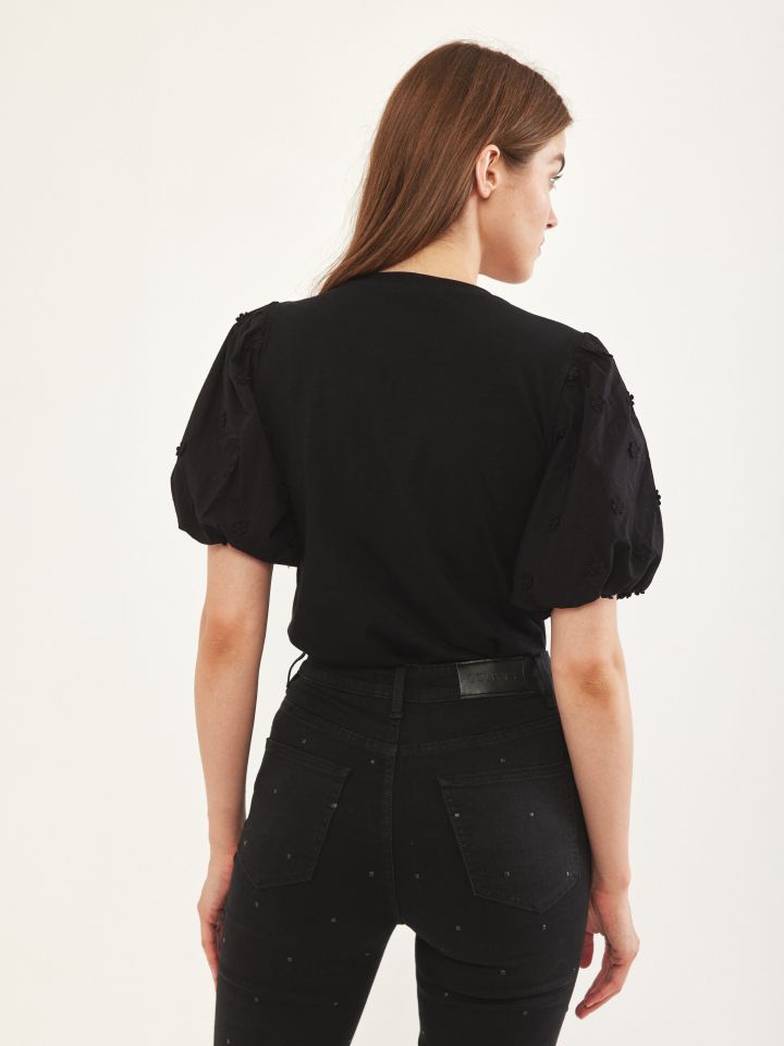 חולצה פרחים על השרוול בצבע שחור