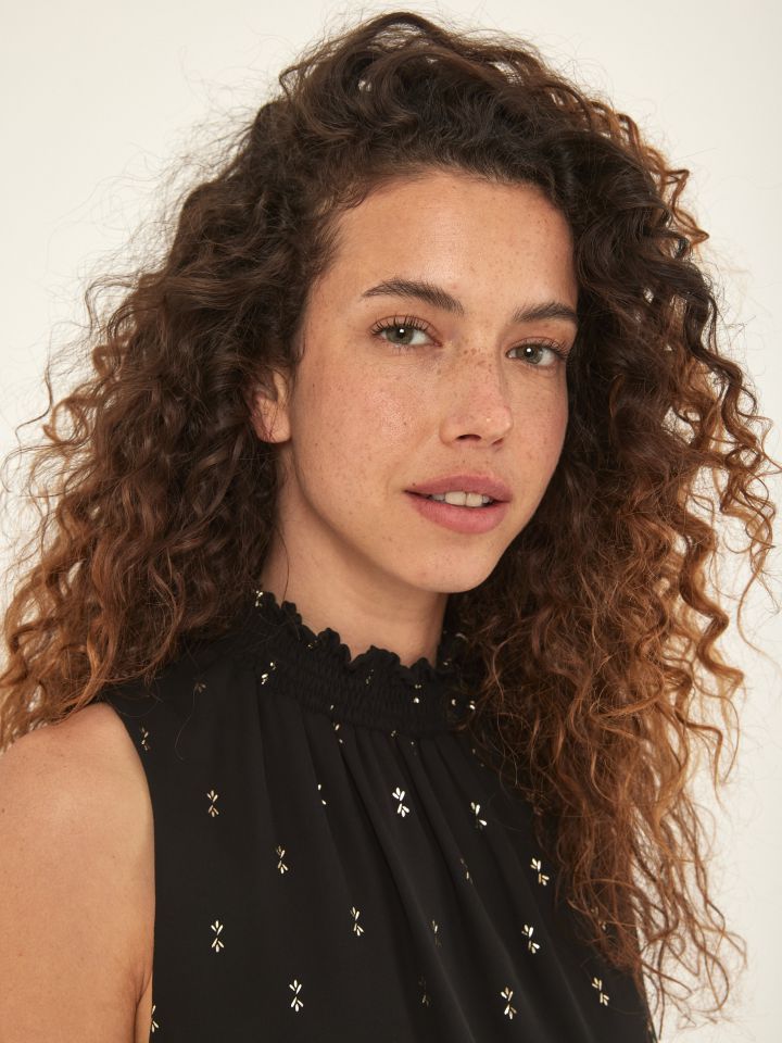 חולצה חצי גולף דפוס בצבע שחור