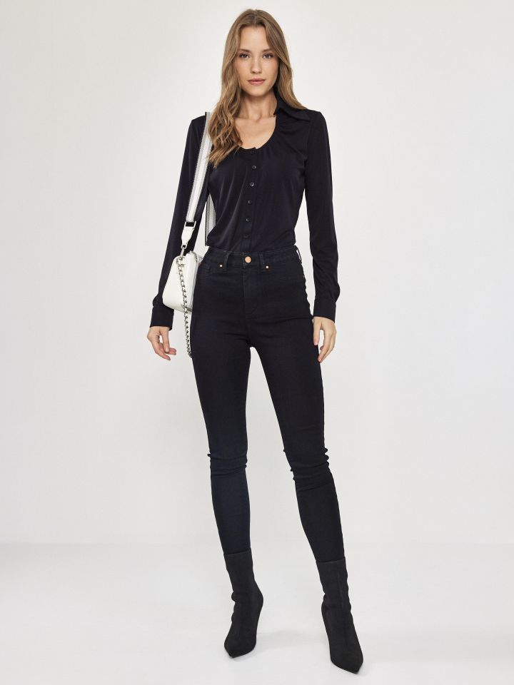 חולצה אמזון צוארון בצבע שחור