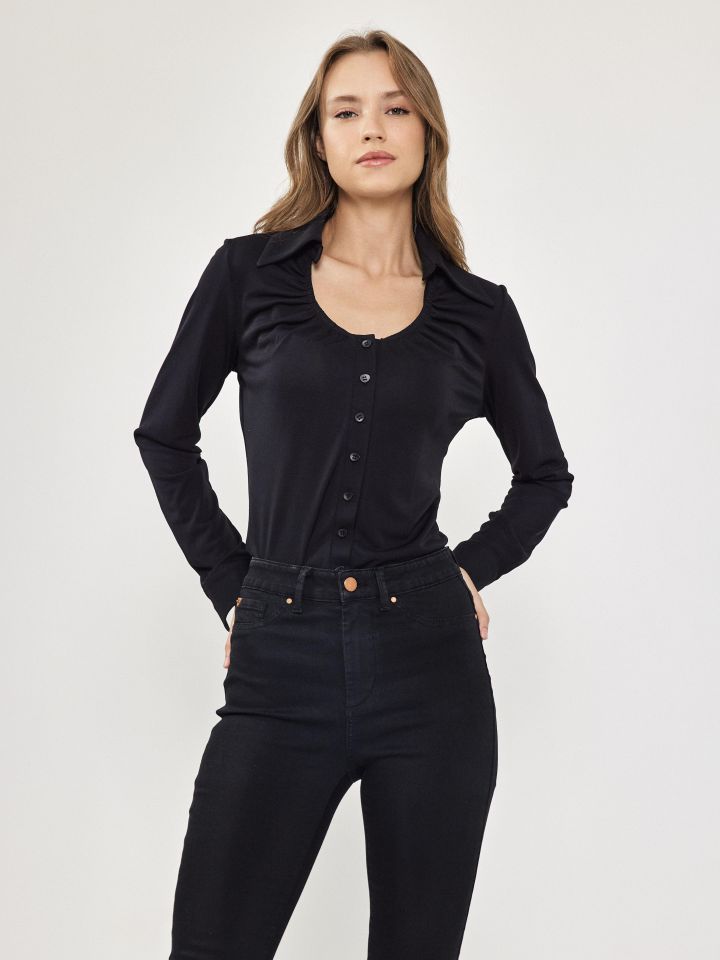 חולצה אמזון צוארון בצבע שחור