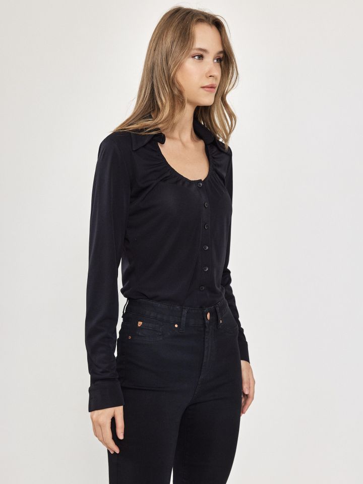 חולצה אמזון צוארון בצבע שחור