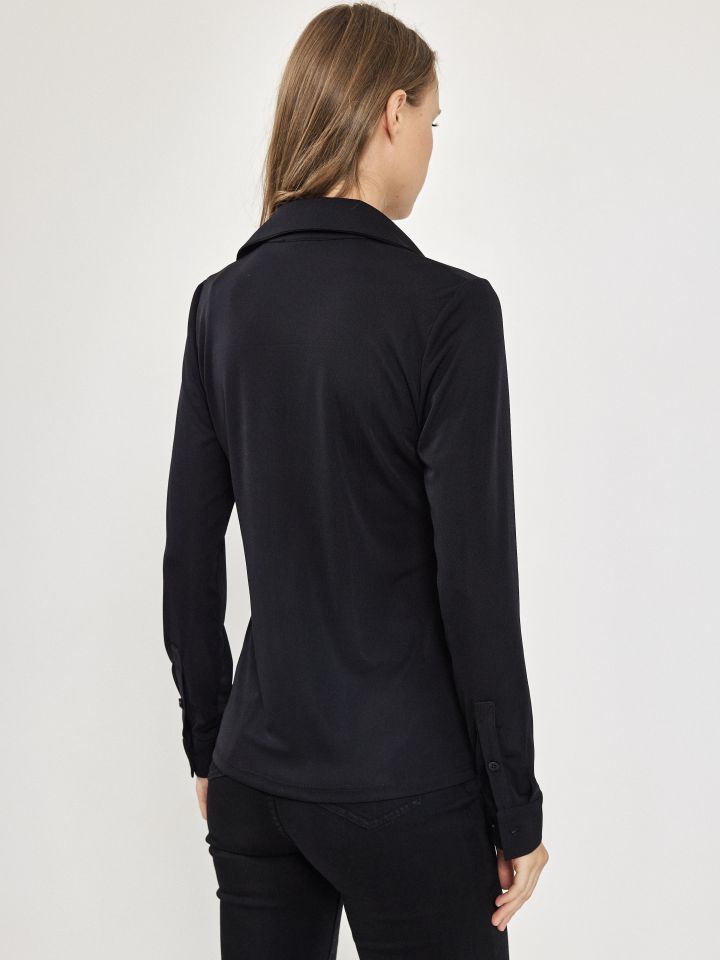 חולצה אמזון צוארון בצבע שחור