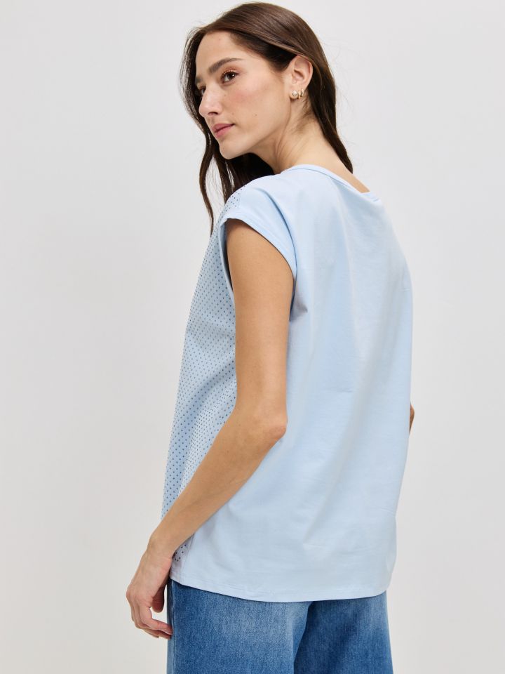 חולצה פרונט דמוי יהלומים בצבע תכלת