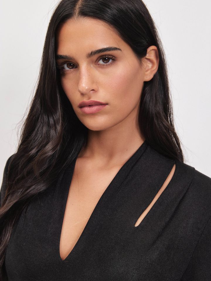 חולצה פתחים לורקס בצבע שחור