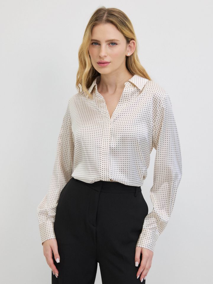 חולצה סטן נקודות בצבע פודרה