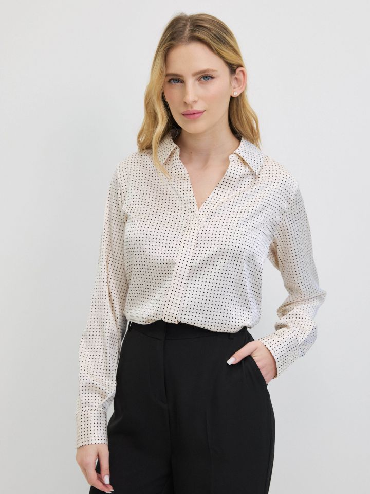 חולצה סטן נקודות בצבע פודרה