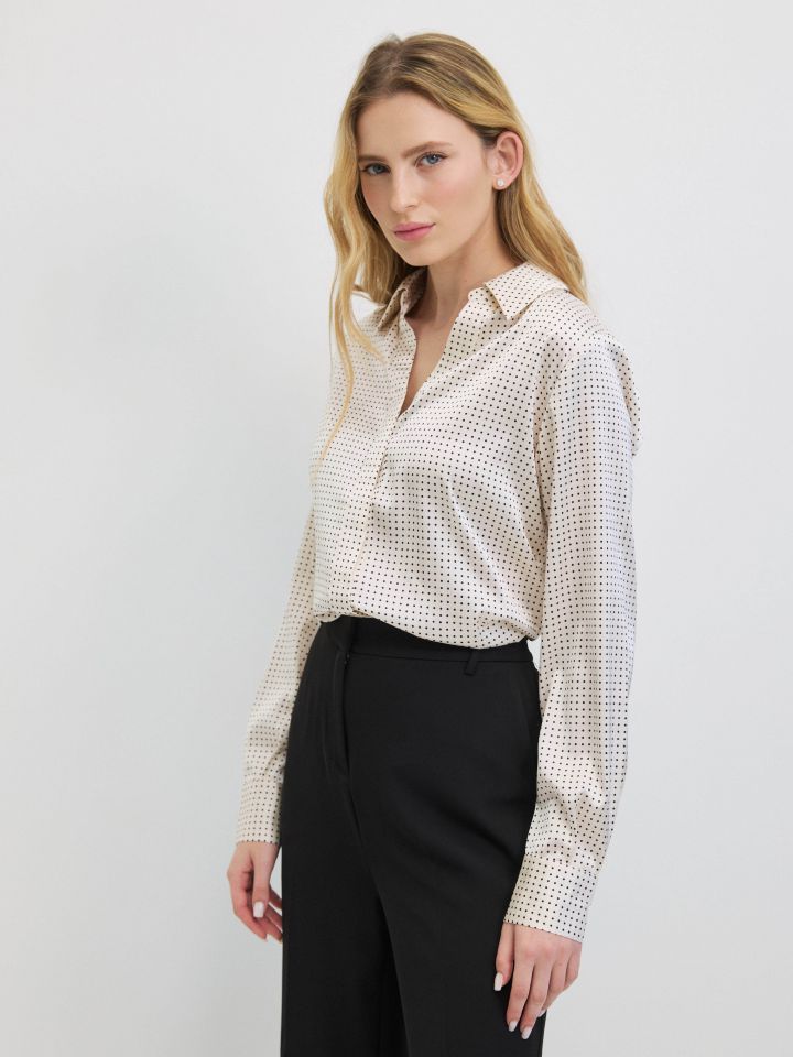 חולצה סטן נקודות בצבע פודרה