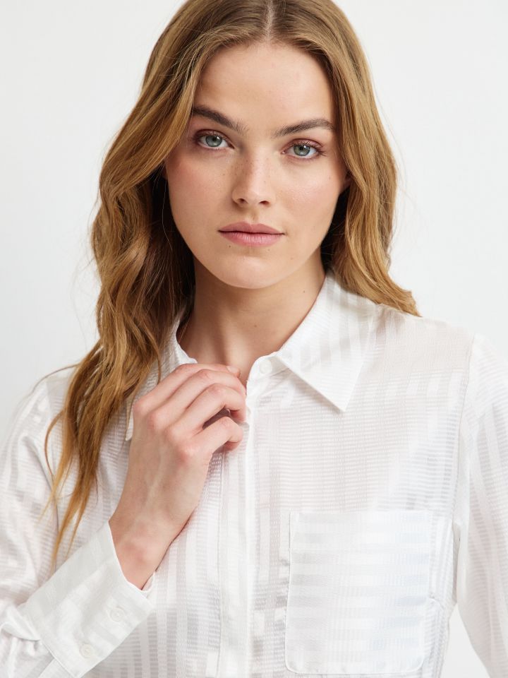 חולצה פסים כיס בצבע אופוויט