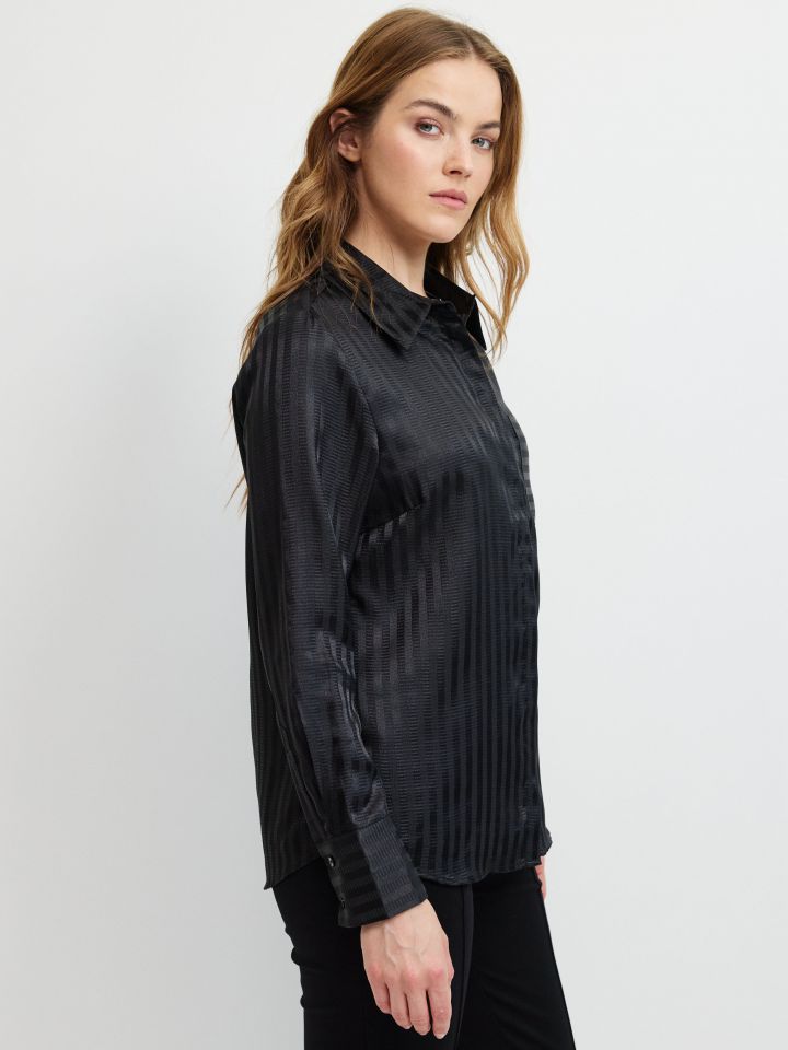 חולצה פסים כיס בצבע שחור