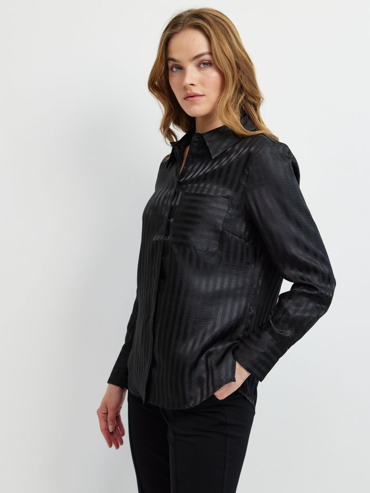 חולצה פסים כיס בצבע שחור