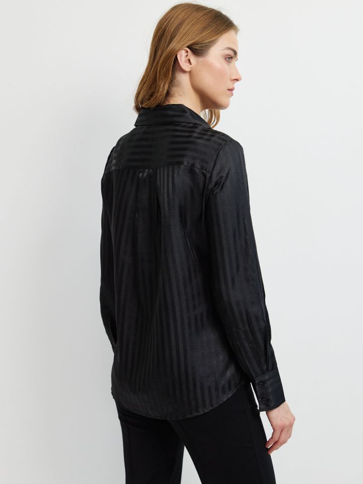 חולצה פסים כיס בצבע שחור