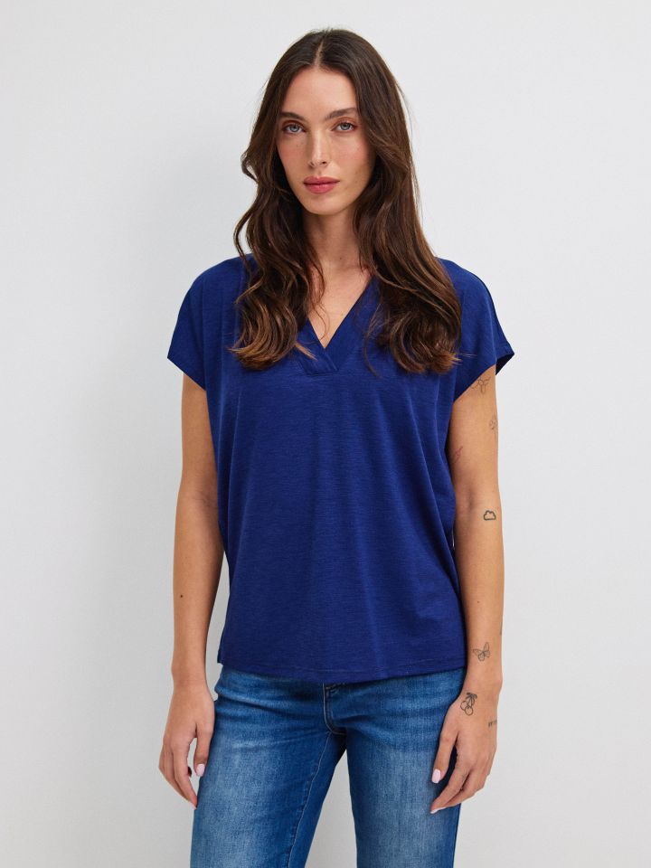 חולצה V סלאב  RANI PROMO בצבע כחול אינדיגו