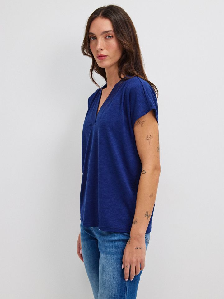 חולצה V סלאב  RANI PROMO בצבע כחול אינדיגו