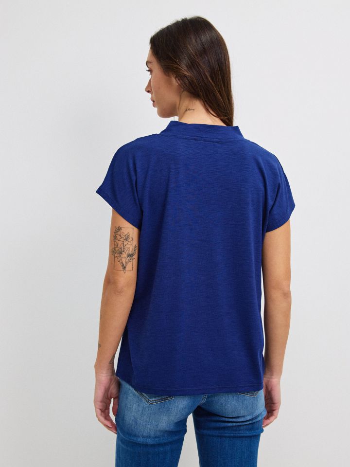 חולצה V סלאב  RANI PROMO בצבע כחול אינדיגו