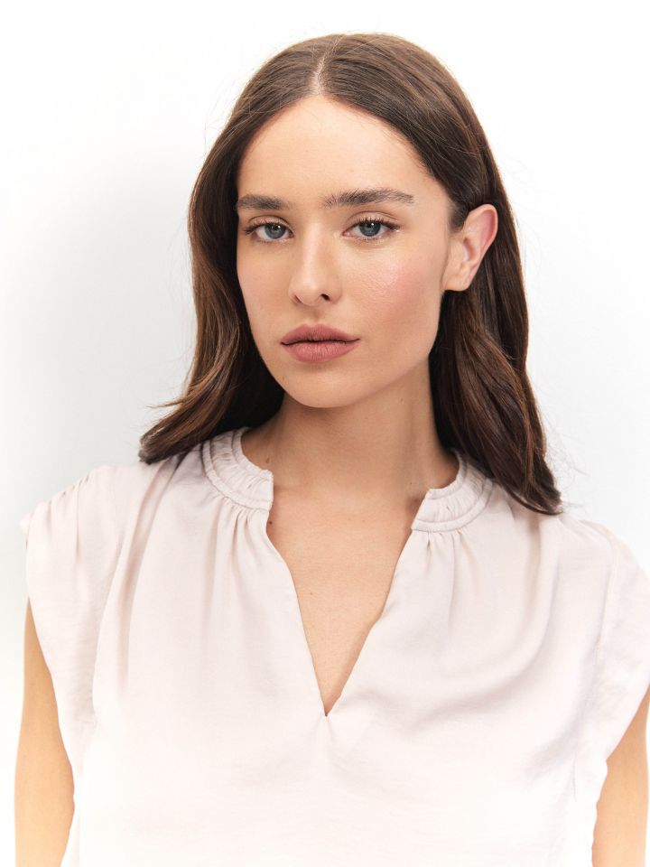 חולצה PROMO V בצבע בייז’