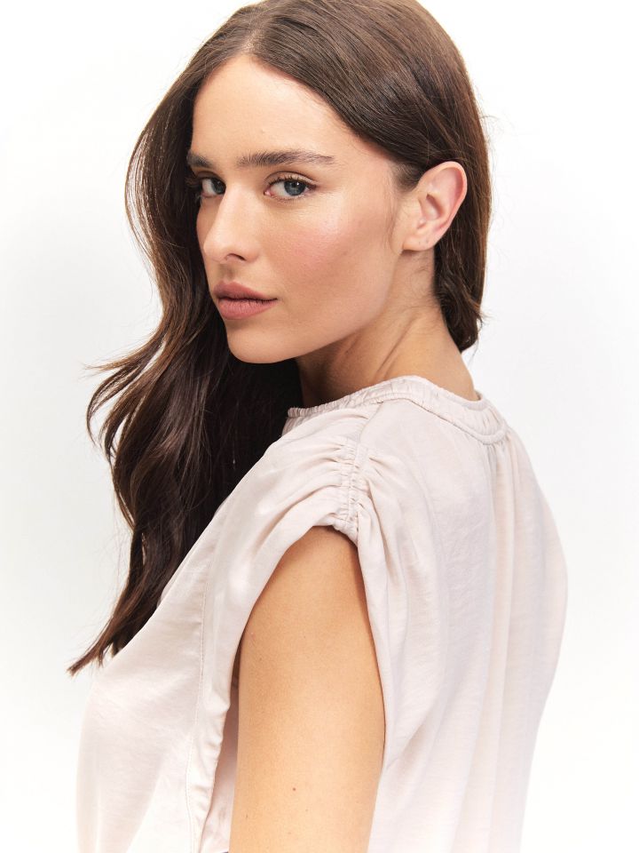 חולצה PROMO V בצבע בייז’