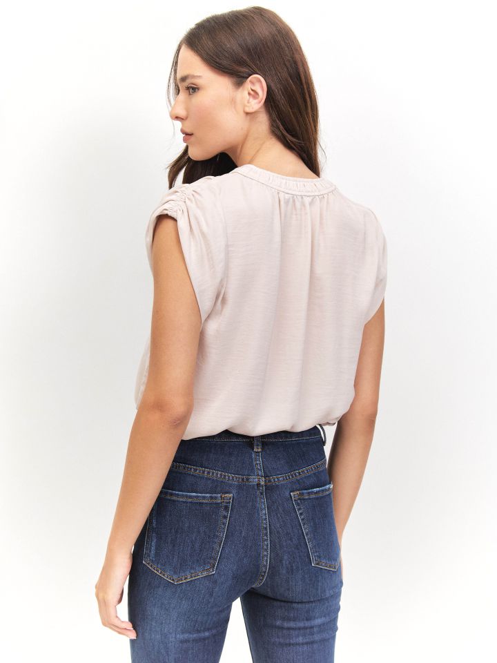 חולצה PROMO V בצבע בייז’