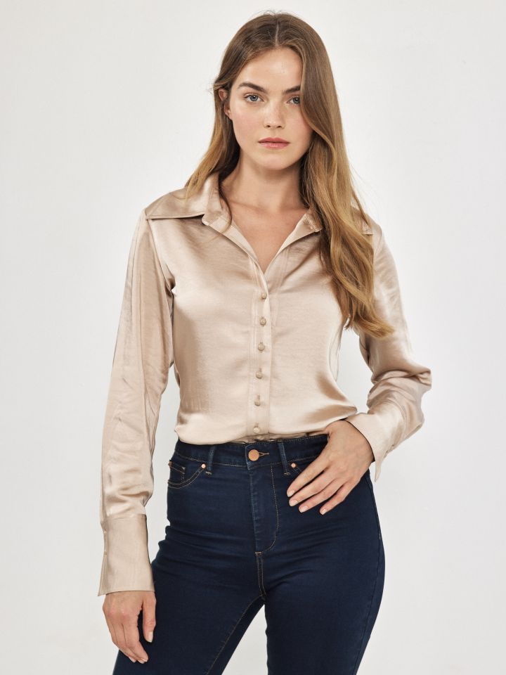 חולצה סטן צוארון פריז בצבע בייז קפוצינו