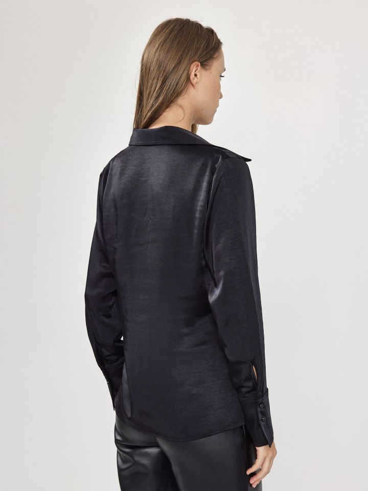 חולצה סטן צוארון פריז בצבע שחור