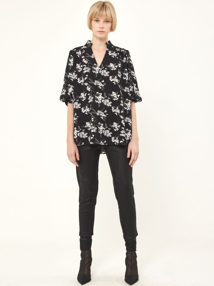 חולצה דפוס שרוול בלון בצבע שחור/לבן