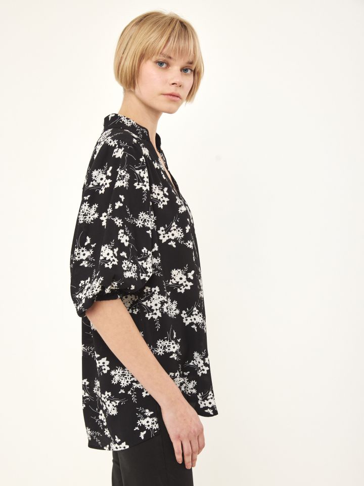 חולצה דפוס שרוול בלון בצבע שחור/לבן