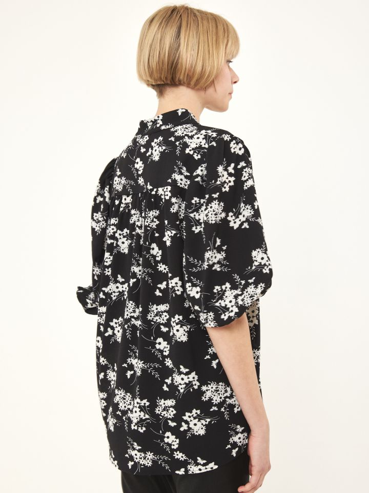 חולצה דפוס שרוול בלון בצבע שחור/לבן