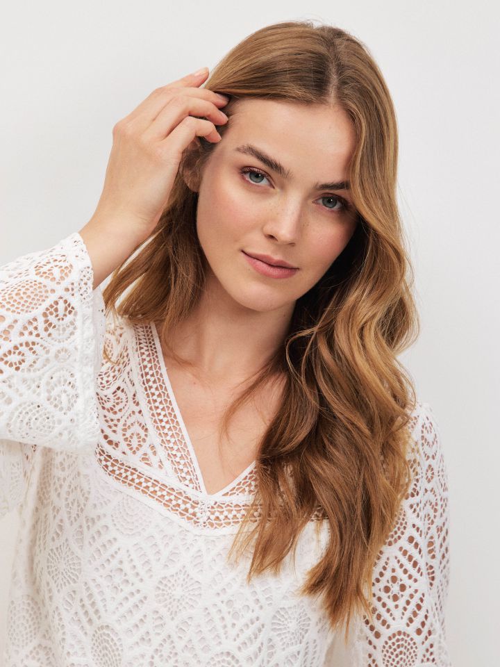 חולצה V קרושה בצבע אופוויט