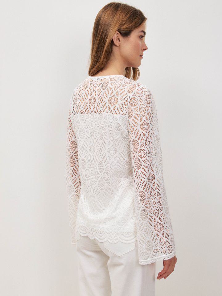 חולצה V קרושה בצבע אופוויט