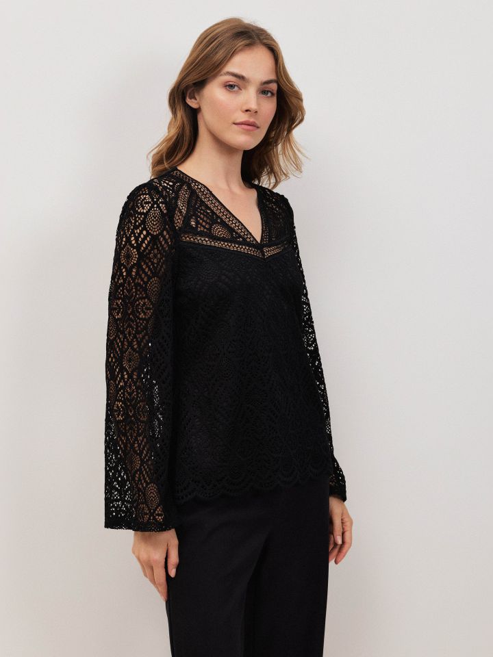 חולצה V קרושה בצבע שחור