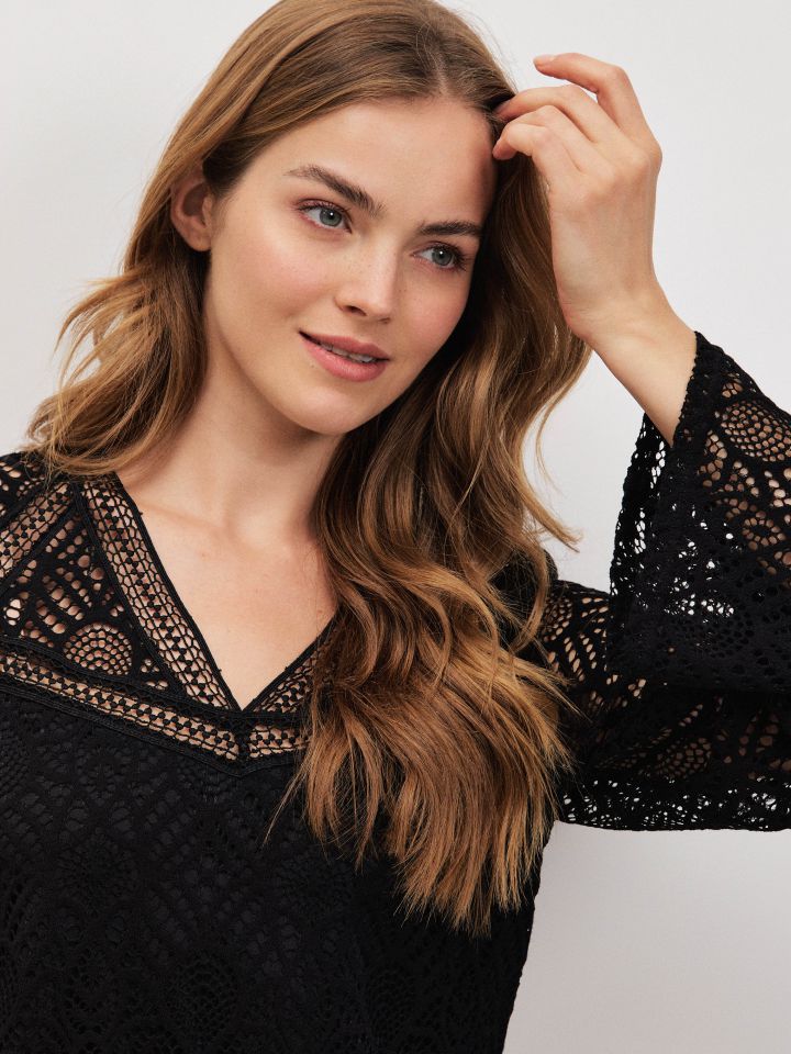 חולצה V קרושה בצבע שחור