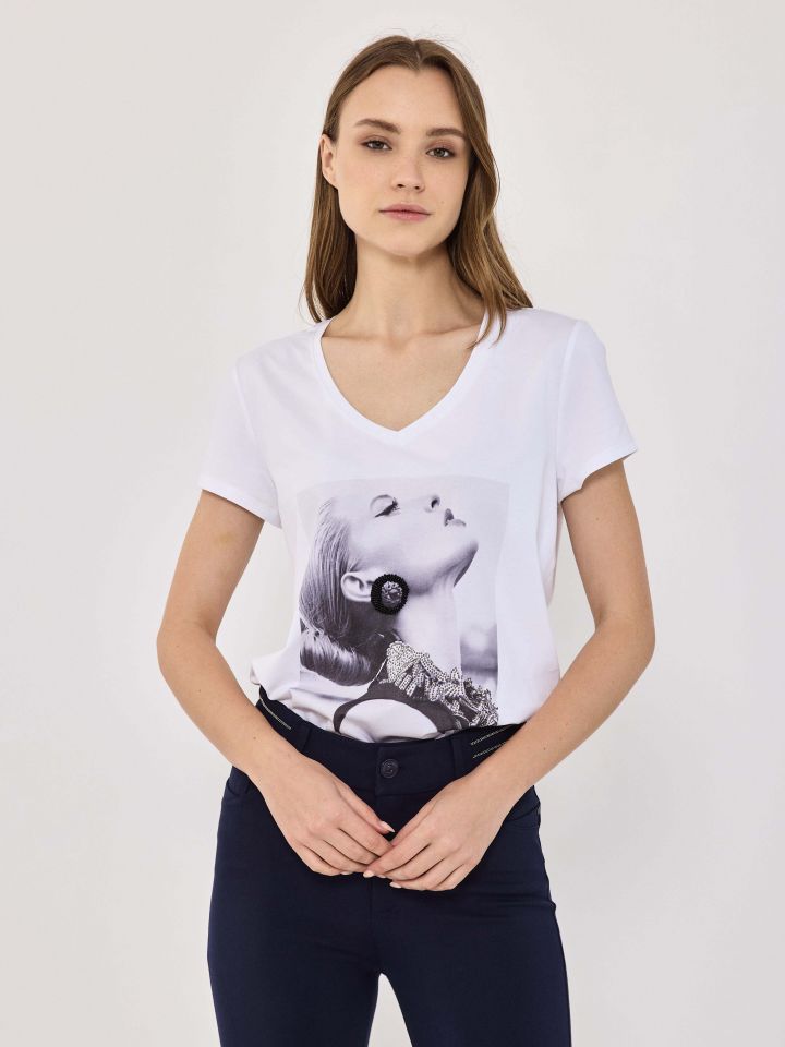 חולצה V עגילי חרוז PROMO בצבע לבן