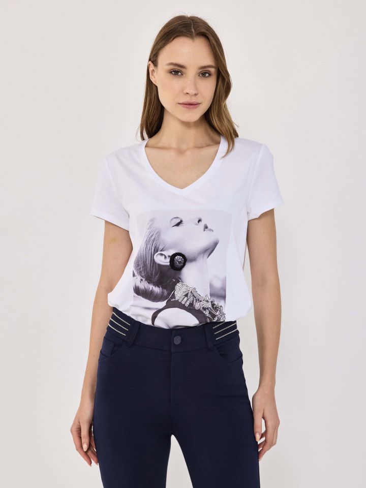 חולצה V עגילי חרוז PROMO בצבע לבן