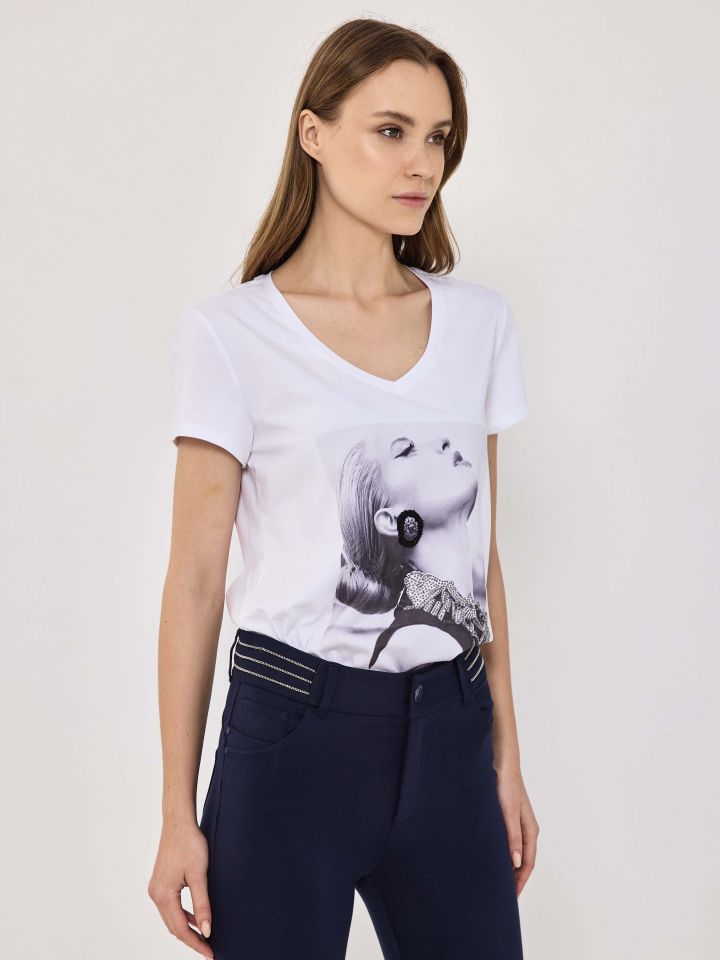 חולצה V עגילי חרוז PROMO בצבע לבן