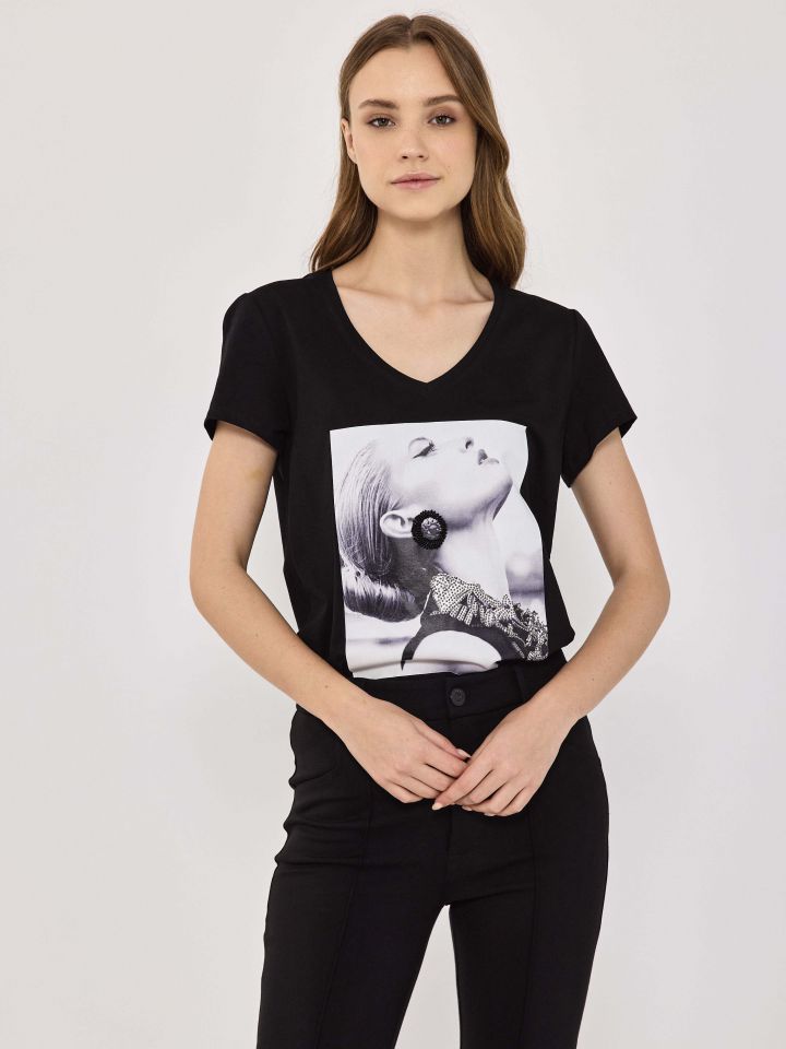 חולצה V עגילי חרוז PROMO בצבע שחור