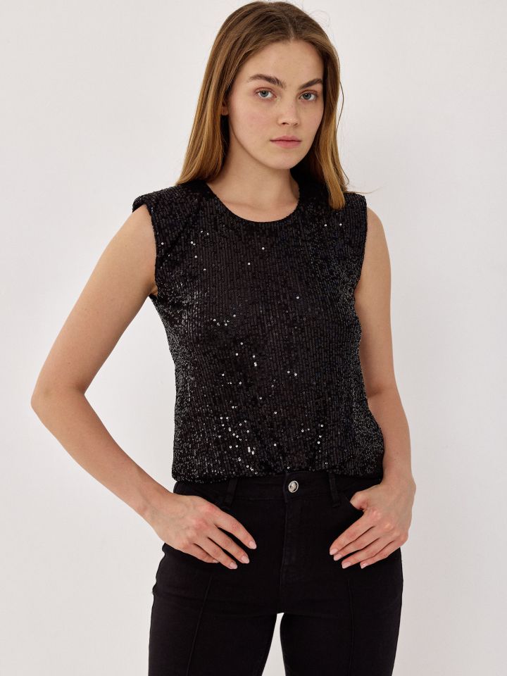 חולצה פייטים בצבע שחור