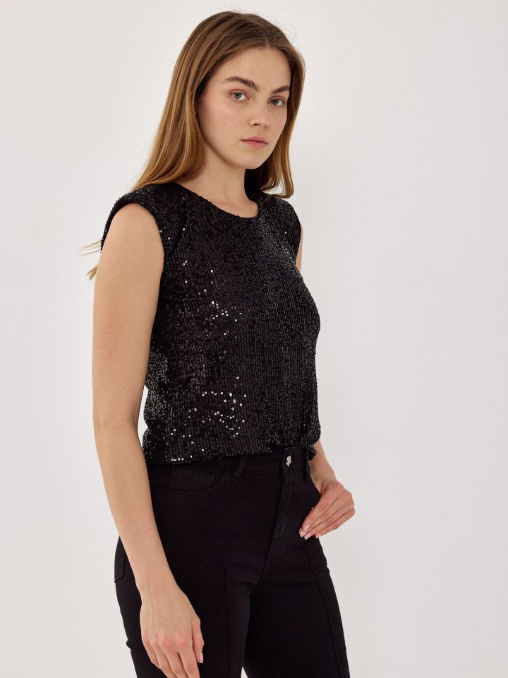 חולצה פייטים בצבע שחור