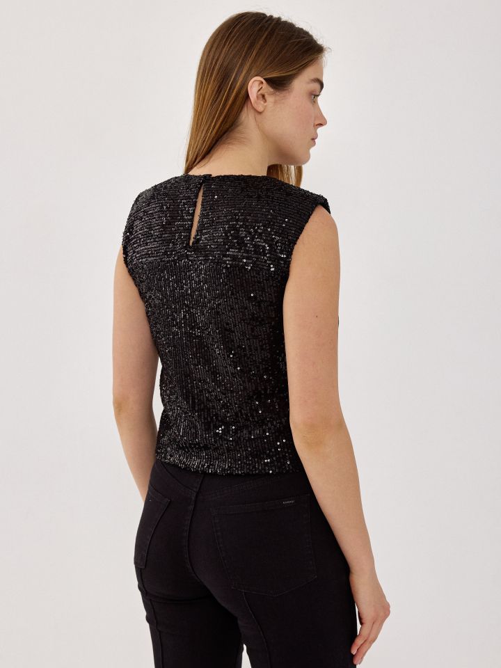 חולצה פייטים בצבע שחור