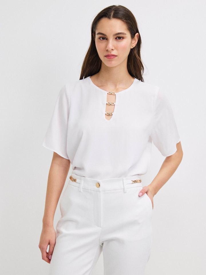 חולצה פתח אבזמים בצבע לבן