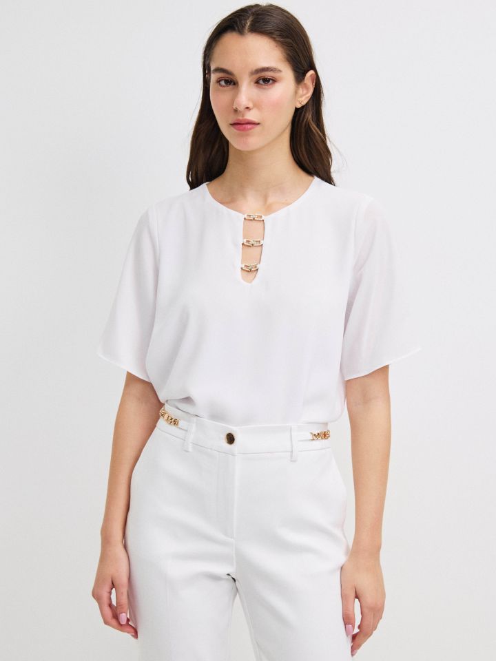 חולצה פתח אבזמים בצבע לבן