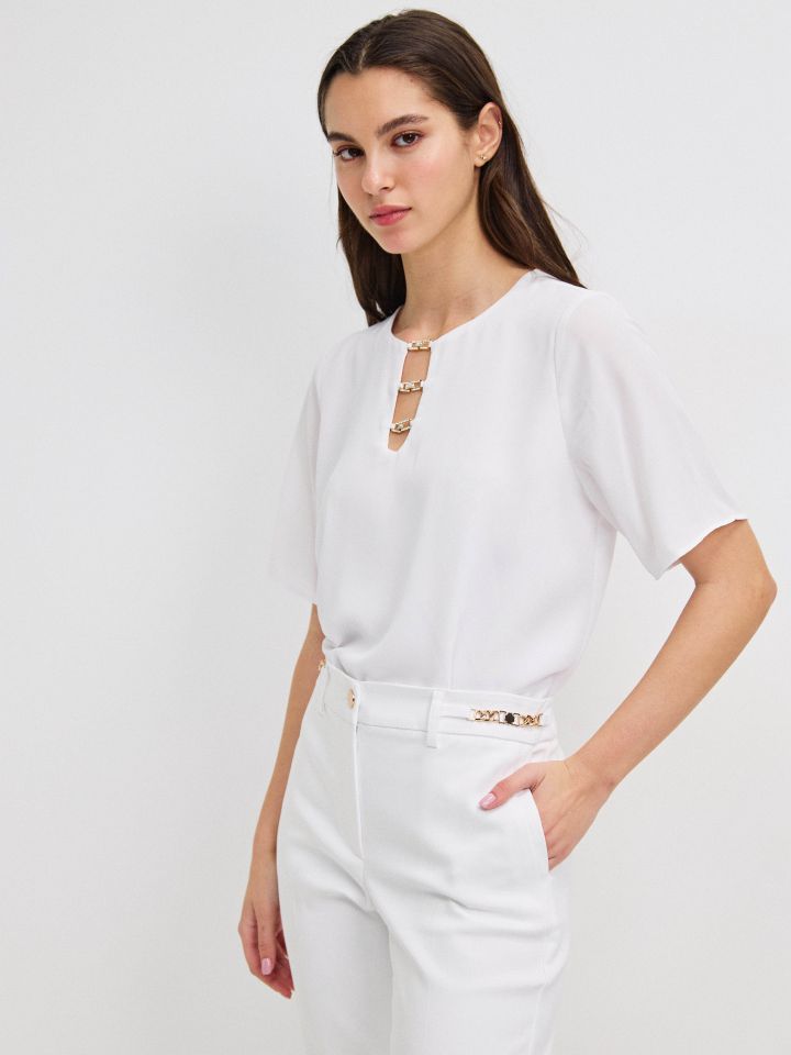 חולצה פתח אבזמים בצבע לבן