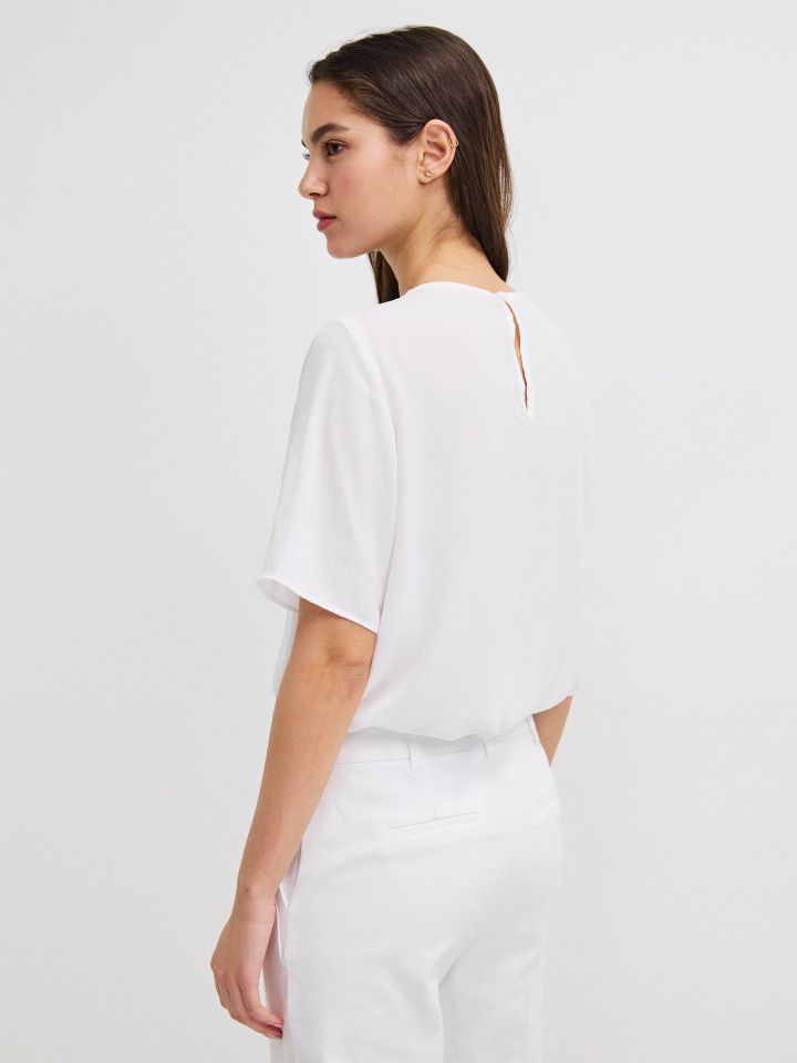 חולצה פתח אבזמים בצבע לבן