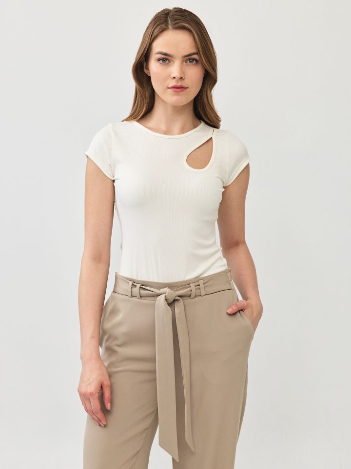 חולצה פתח אסימטרי PROMO בצבע אופוויט