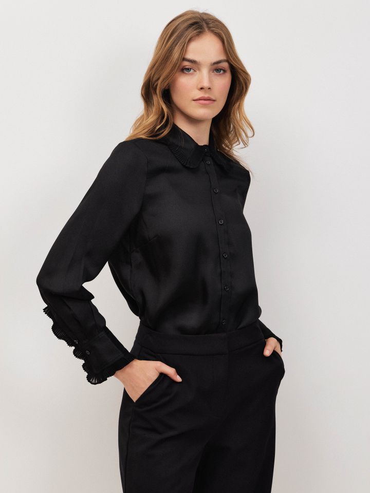 חולצה צוארון מלמלה בצבע שחור