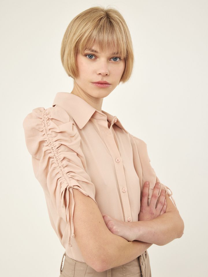 חולצה מכופתרת שרוול כיווץ בצבע ורוד עתיק