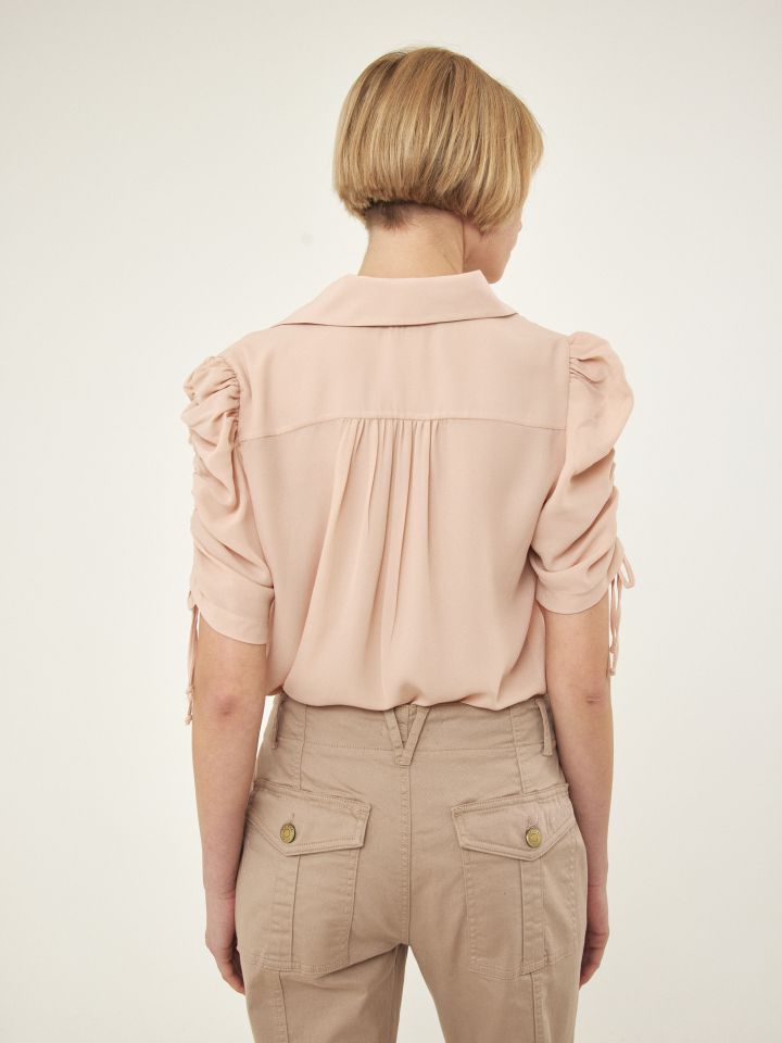 חולצה מכופתרת שרוול כיווץ בצבע ורוד עתיק