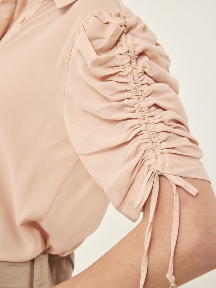 חולצה מכופתרת שרוול כיווץ בצבע ורוד עתיק