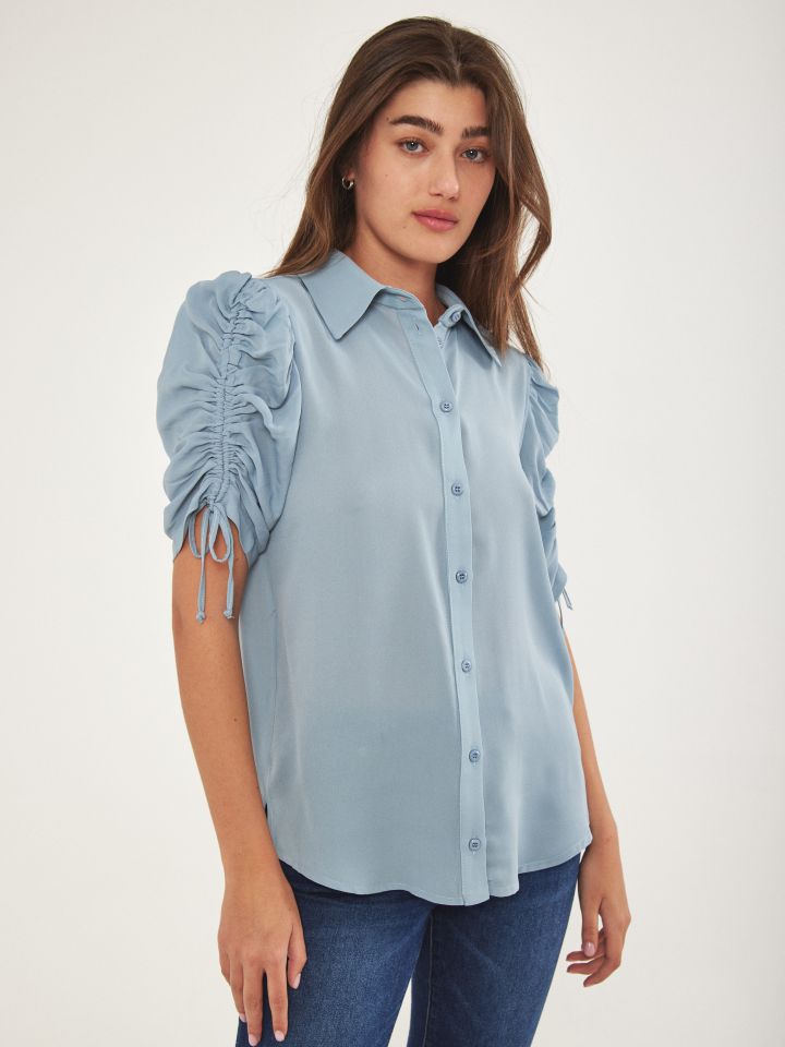 חולצה מכופתרת שרוול כיווץ בצבע תכלת