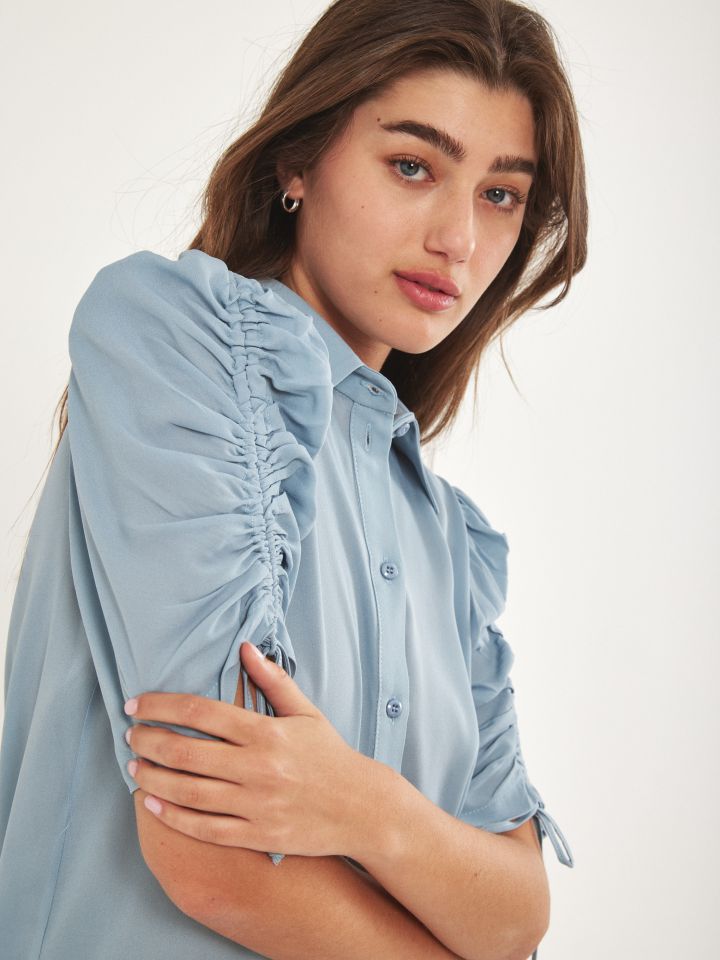 חולצה מכופתרת שרוול כיווץ בצבע תכלת