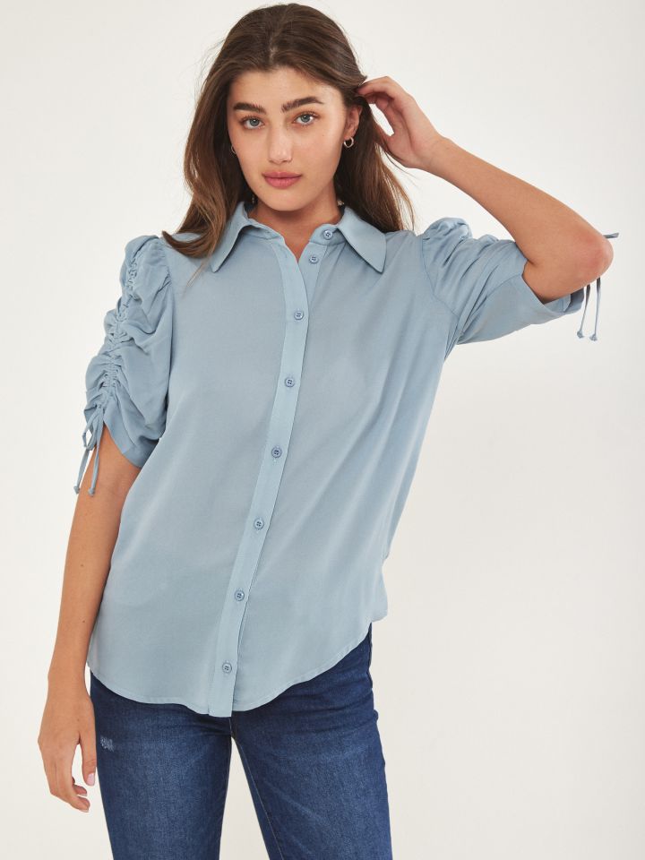 חולצה מכופתרת שרוול כיווץ בצבע תכלת