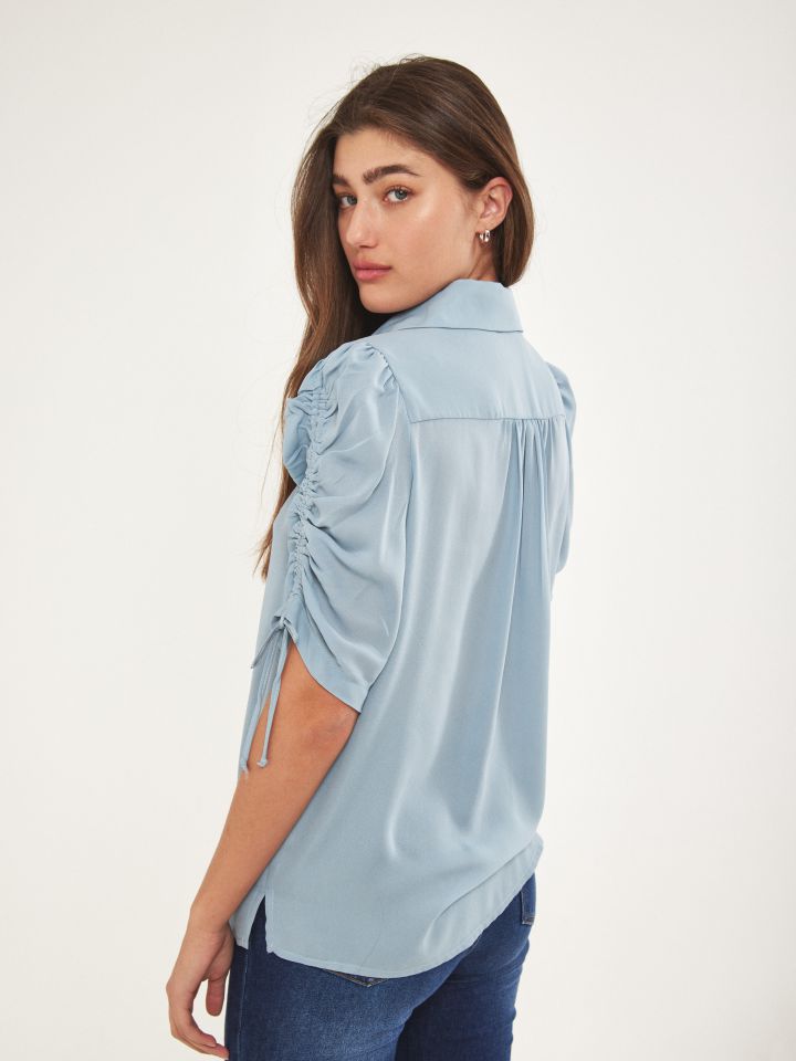חולצה מכופתרת שרוול כיווץ בצבע תכלת